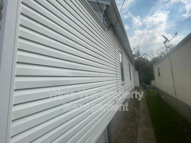 Building Photo - 132 Cunningham Ave