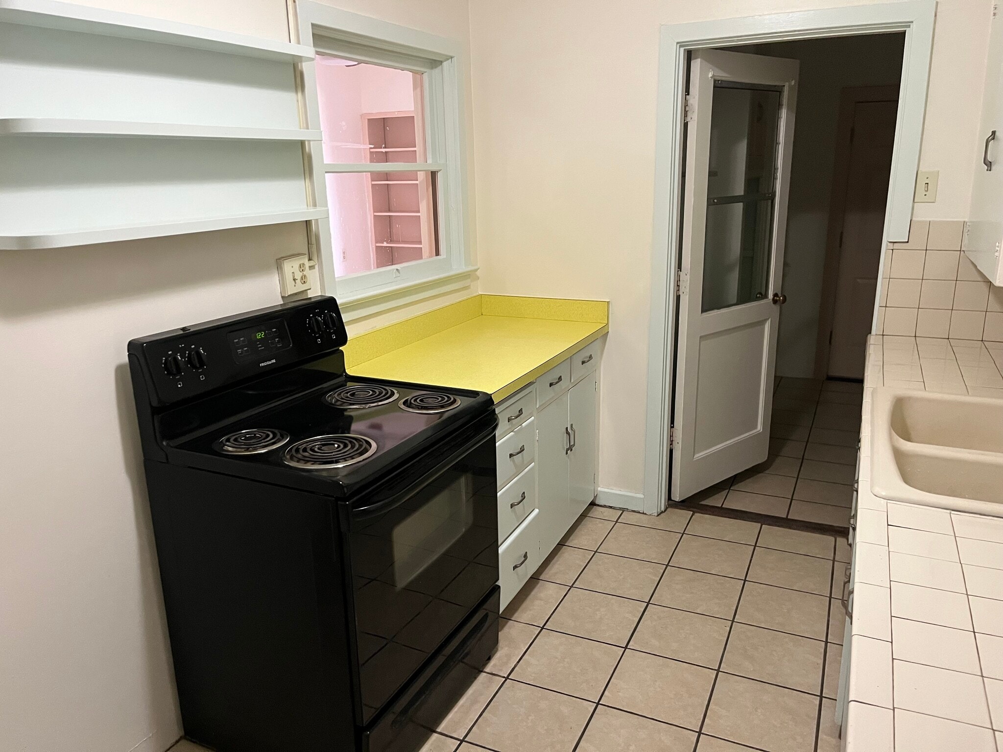 Kitchen - 902 E Amelia Ave