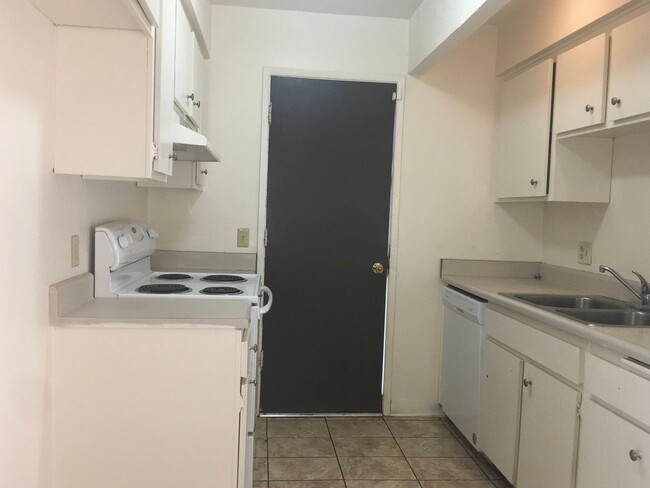 Building Photo - Nice condo located in the Sierra North Vil...