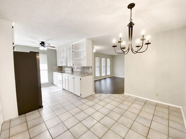 Building Photo - Modern Comfort Meets Prime Location in West Highlands