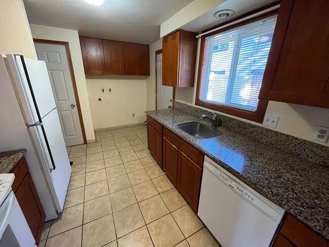 Building Photo - 2 Bed/1 Bath Duplex with Single Car Garage...