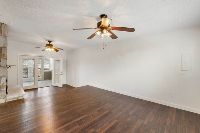 Building Photo - Spacious 5 Bedroom with Huge yard and 3 fireplaces