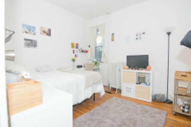 Building Photo - AWESOME ALLSTON 3BED!!!