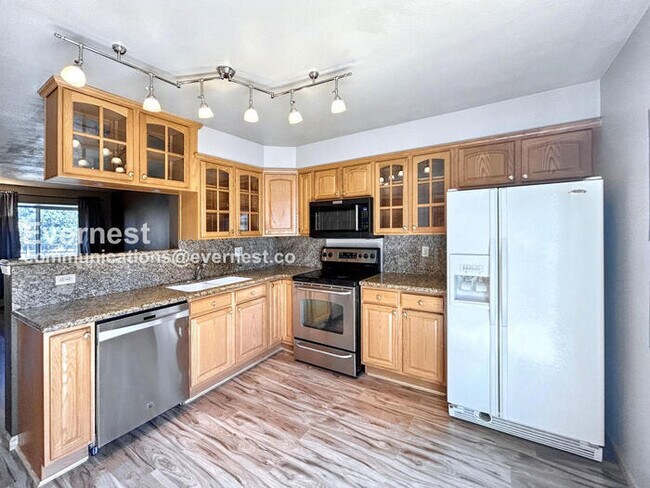 Building Photo - 2 Bed, 1.5 Bath Townhome with Carport / Available Soon!