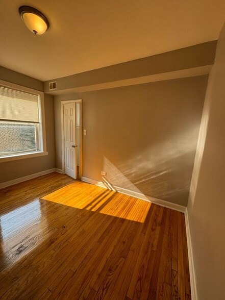 Building Photo - 1127 E 81st St