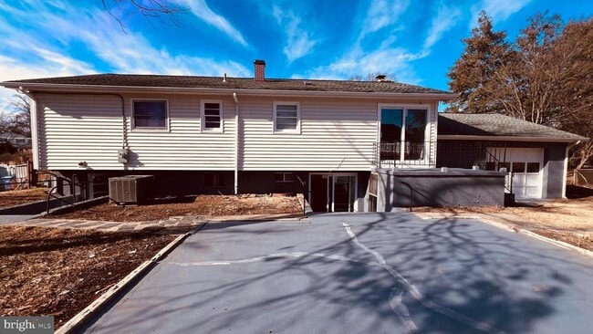 Building Photo - 14303 Chesterfield Dr