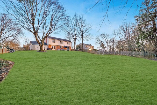 Building Photo - ABSOLUTELY GEORGEOUS 5BD/3.5BA Fully-Renov...