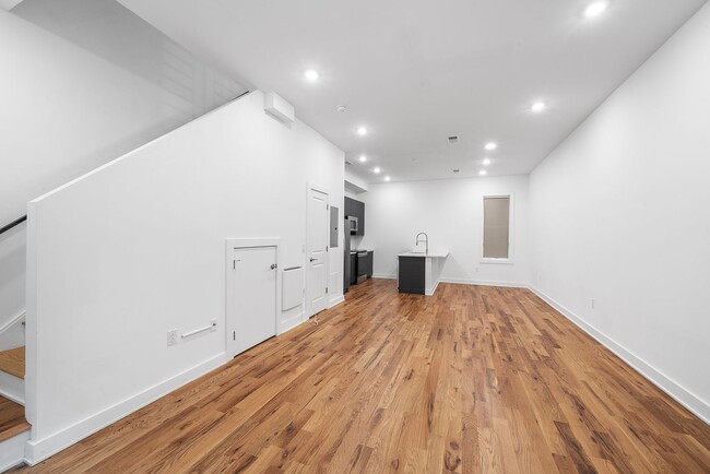 Building Photo - 4 Bed 3.5 Bath Townhomes 2176 sqft