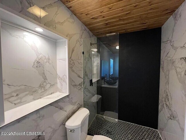 Building Photo - 450 Riverdale Dr