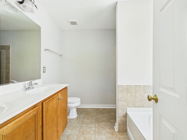 Building Photo - Charming 5-Bedroom 2.5 Bathroom Home locat...