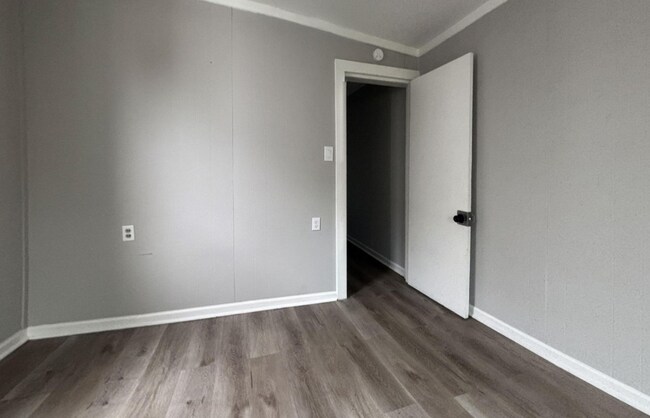 Building Photo - 705 Edgemore Rd