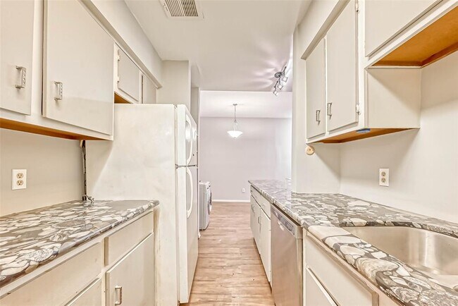 Building Photo - 9009 Richmond Ave.