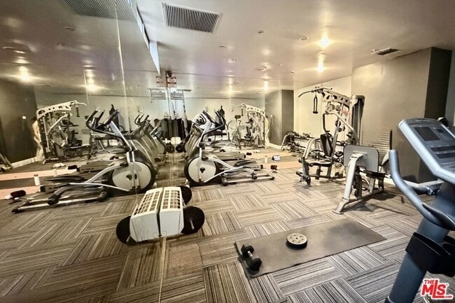 Building Photo - 18350 Hatteras St