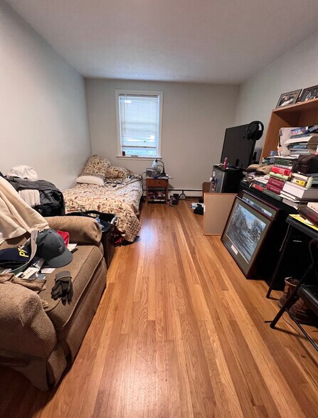 Building Photo - 117 Cowing St