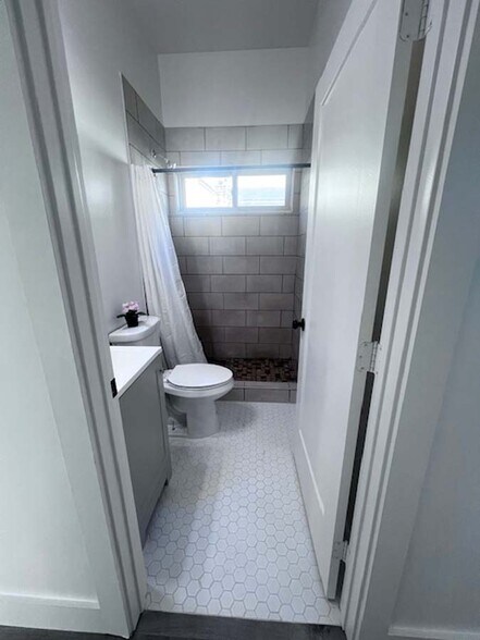 Building Photo - 724 37th St