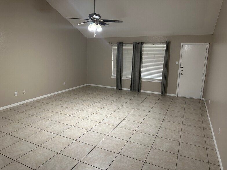 Building Photo - 10922 Cayman Mist Dr