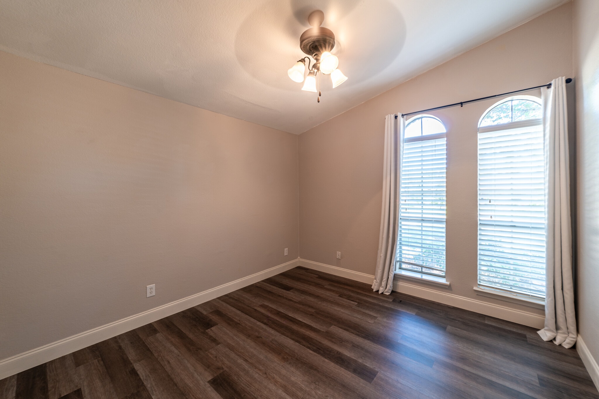 Building Photo - 2709 Forest Grove Dr