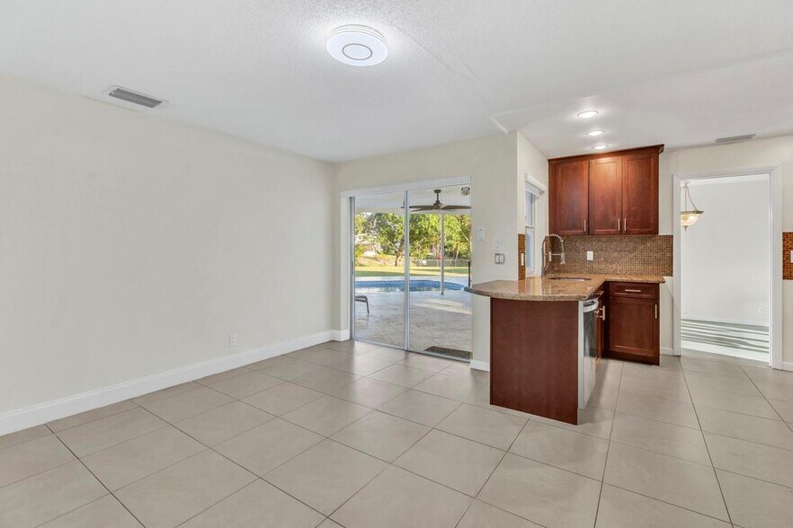 Building Photo - 290 NW 65th Ave