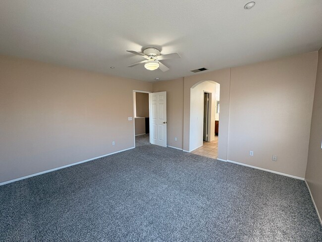 Building Photo - 4 Bed, 2.5 Bath in Riverside!