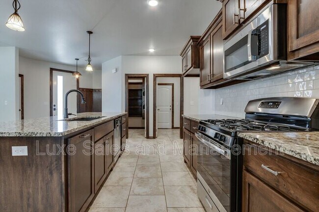 Building Photo - 2200 Alta Vista Ln