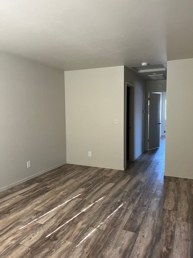Building Photo - Two Bedroom Townhouse Style Apartment with Garage - Northwest Santa Rosa