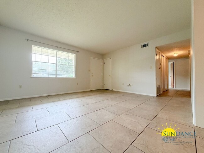 Building Photo - 3BR Home in Shalimar Near Eglin AFB!