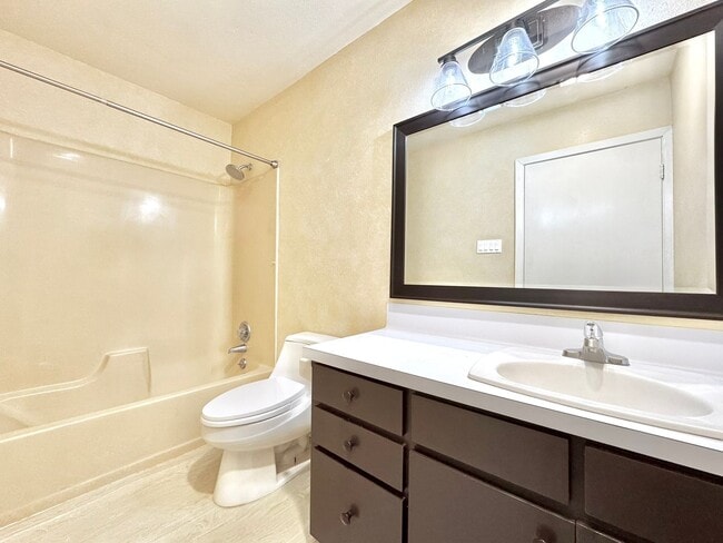 Building Photo - Spacious Baton Rouge Beauty on a Tree-Shad...