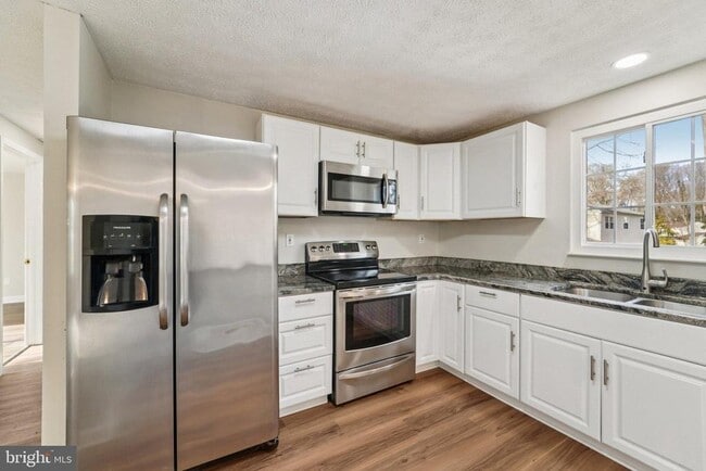 Building Photo - 308 Raussell Pl