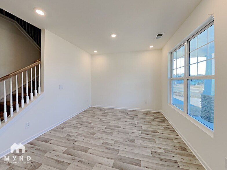 Building Photo - 354 Rayland St