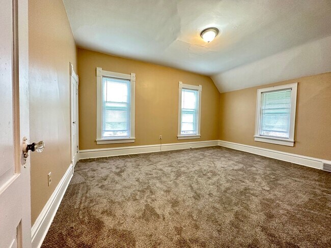 Building Photo - AVAILABLE MAY 2026 - 3 BED 1.5 BATH