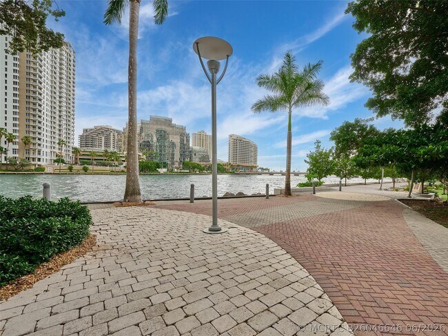 Building Photo - 495 Brickell Ave
