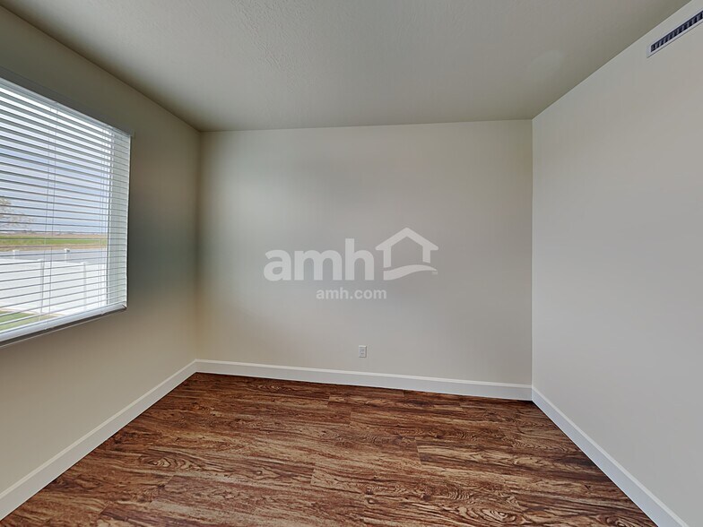 Building Photo - 3264 Fields Ave