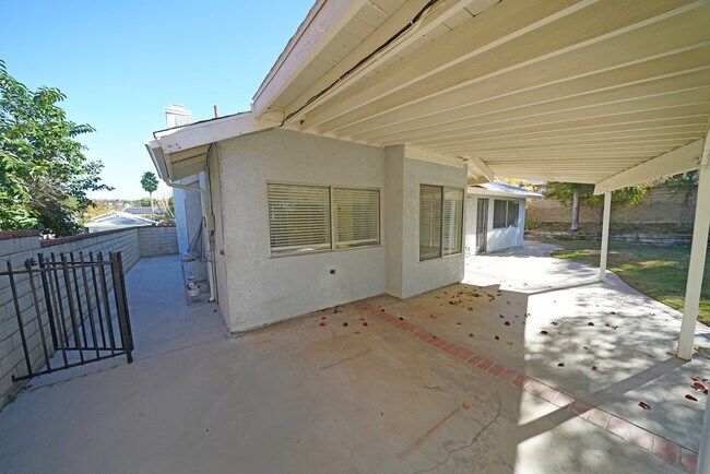 Building Photo - 27767 Crookshank Dr