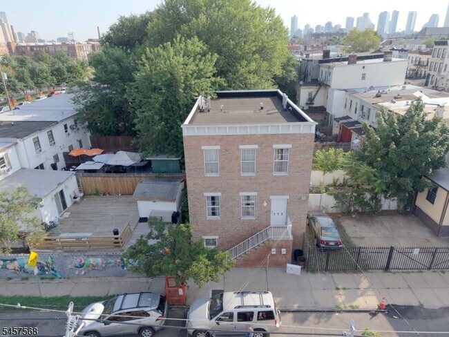 Building Photo - 372 Bramhall Ave
