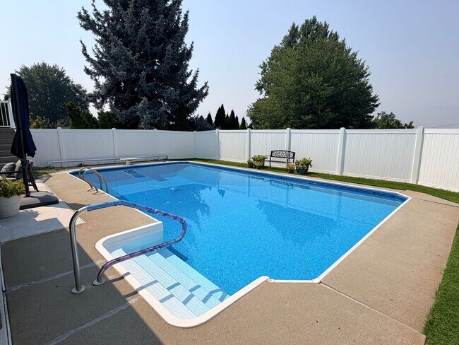 Building Photo - Executive 5 bed/4 bath home, POOL with pool service, decks with VIEWS, two kitchen/living room ar...