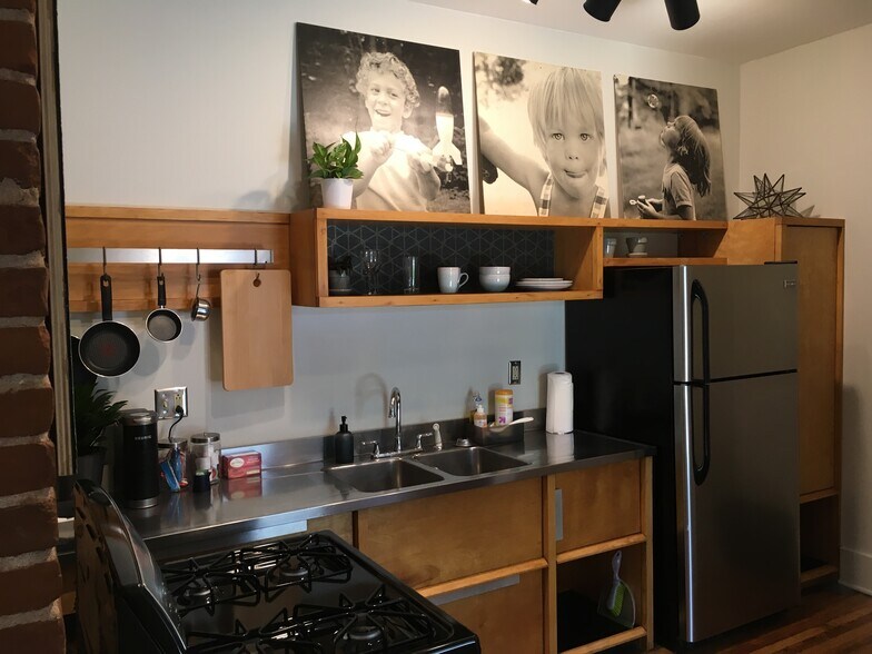 Kitchen - 2012 Harbert Ave