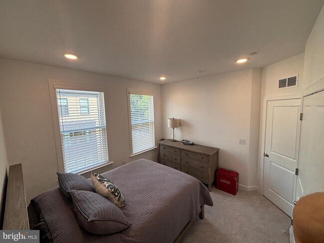 Building Photo - 5030 Longmire Wy