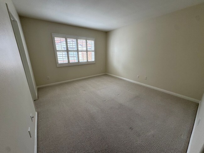 Building Photo - Private Patio, Cozy Fireplace & Prime Thousand Oaks Location
