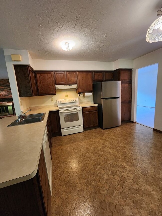 Building Photo - Spacious 3 Bedroom 3 Bathroom Home For Ren...