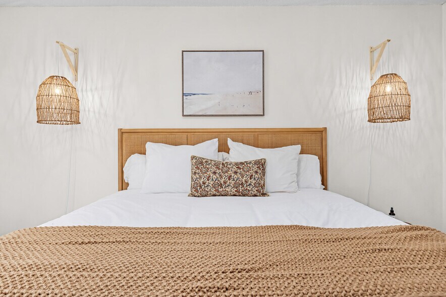 Building Photo - 17462 Front Beach Rd