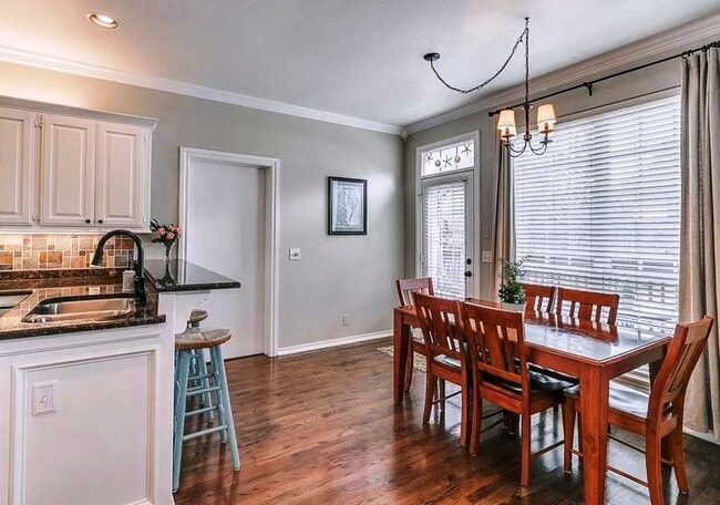 Building Photo - Executive Living in Norman complete with N...