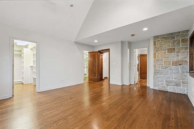 Building Photo - Charming Home - Mt. Lebanon