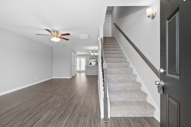 Building Photo - 2 Bedroom Condo For Rent Near Madison Street!