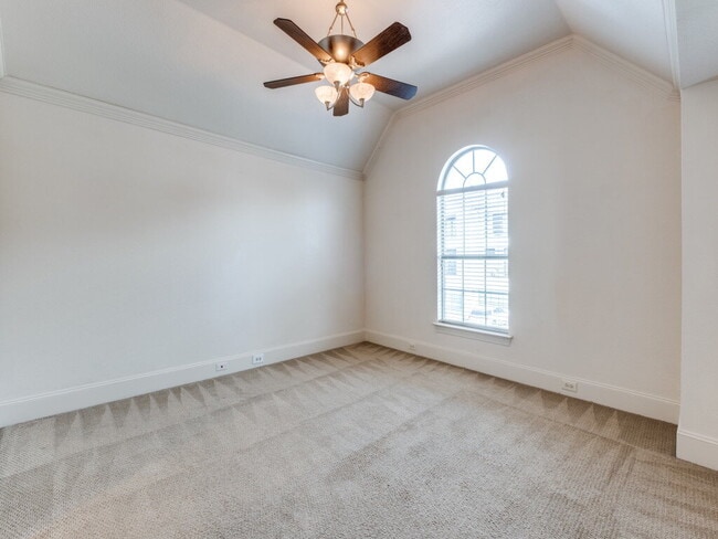 Building Photo - 3 bedroom 3 bath Duplex