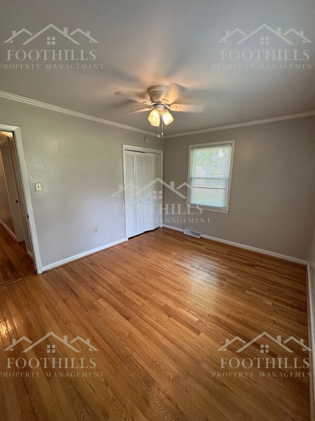Building Photo - Live Steps Away from Anderson University –...