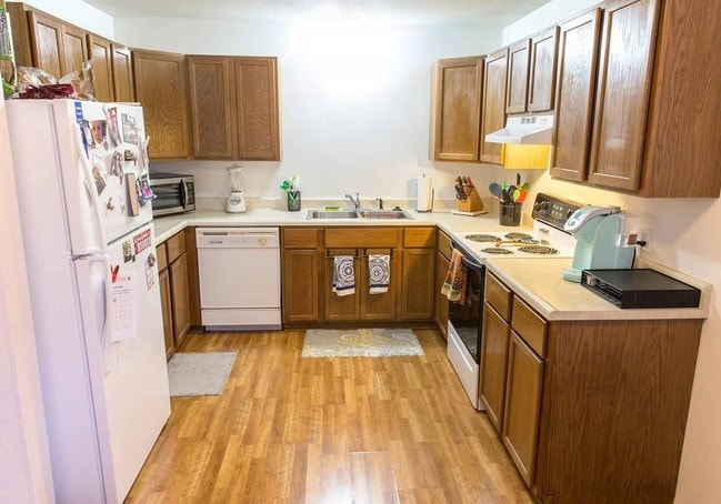 Kitchen - Crown Point Apartments