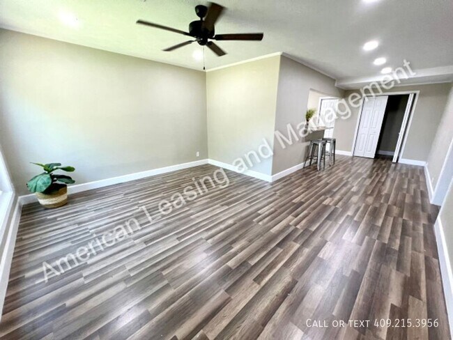 Building Photo - Adorable 2 Bedroom Home in Groves!