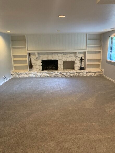 Living room 2 (empty) - 5292 Idylwild Trl