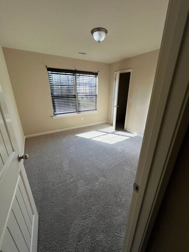 Building Photo - Beautiful 3-Bedroom, 2.5-Bath Home in Established Community!