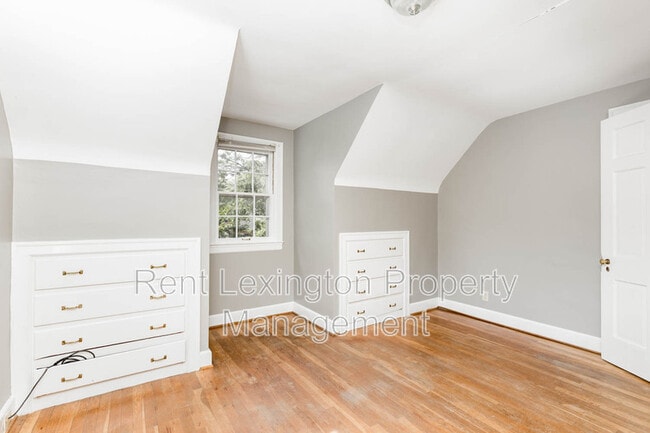 Building Photo - 123 Barberry Ln